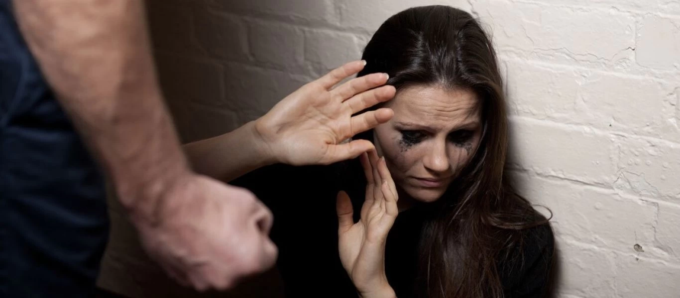 Σκιάθος: Στο εδώλιο 36χρονος που έριξε δύο μπουνιές στο πρόσωπο της συζύγου του